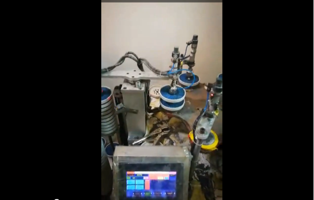 全自動百葉輪背膠機(jī)工作視頻（一）