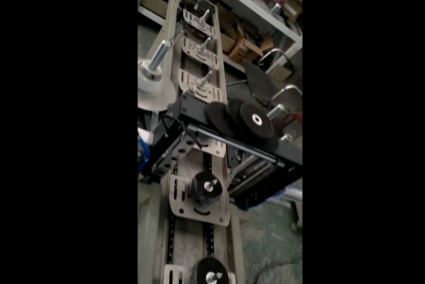 半自動(dòng)包裝機(jī)工作視頻（二） 